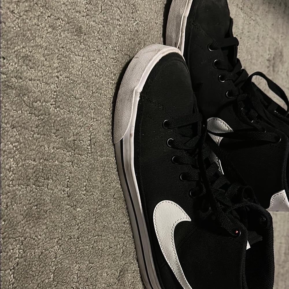 Nike Women's Black and White Sneakers